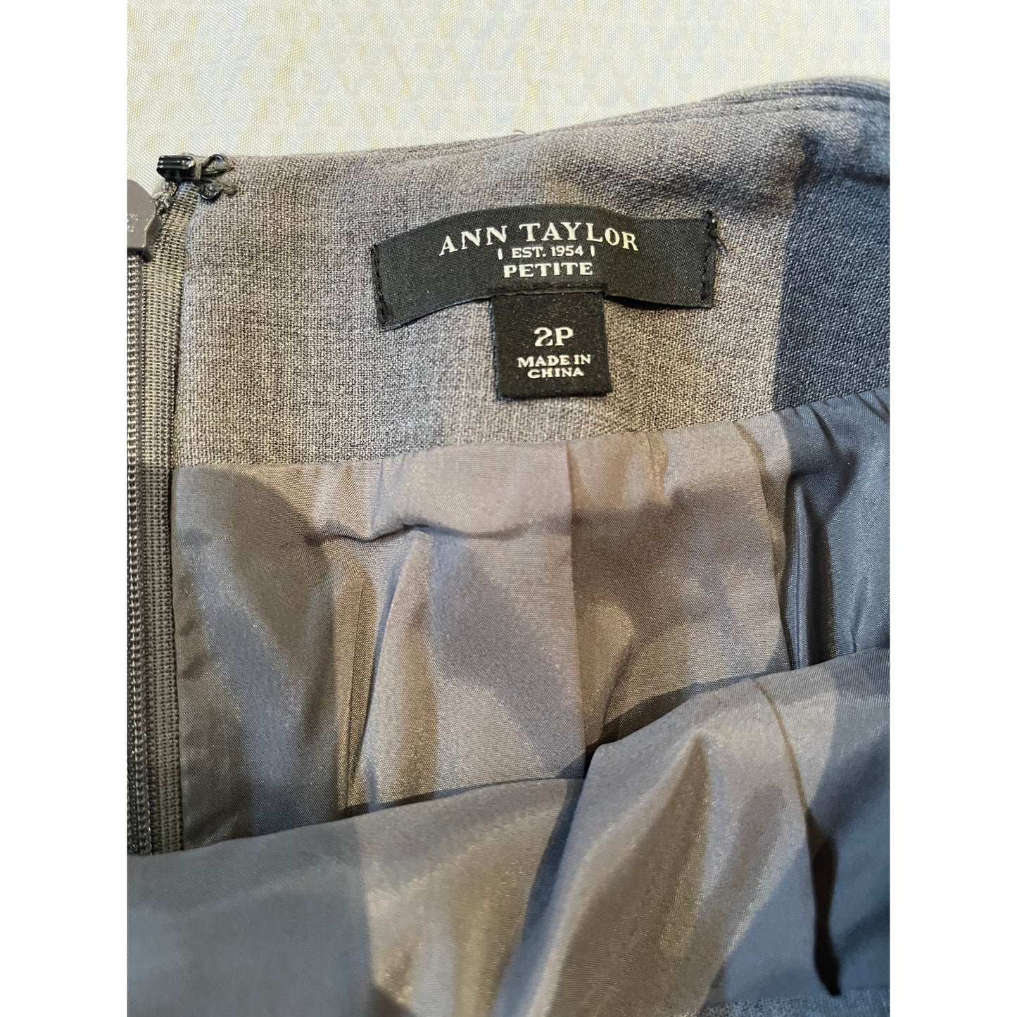 Ann Taylor - The Loft - Gray Petite Size 2 - Pencil Skirt