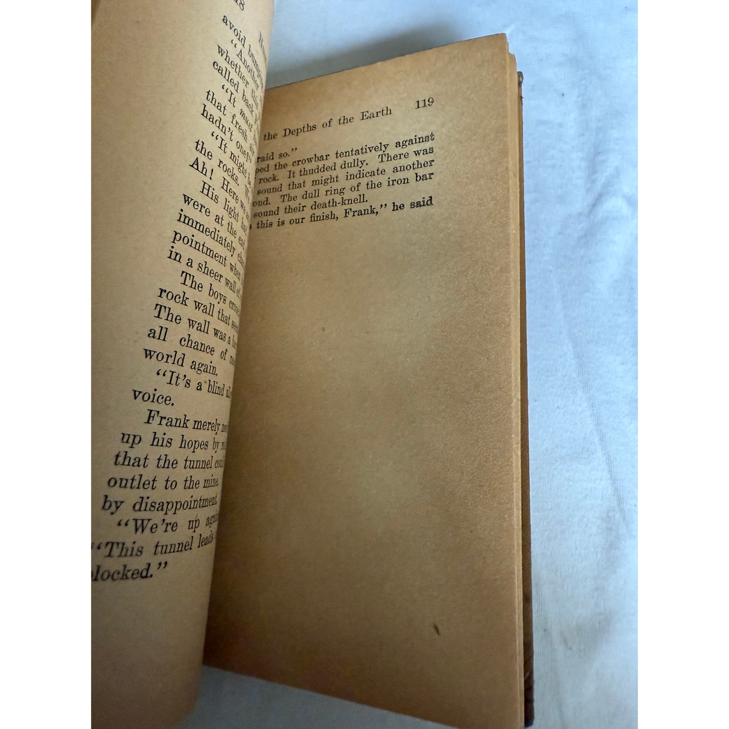 The Hardy Boys - Hunting for Hidden Gold - Franklin W. Dixon 1928 Tan Hardcover