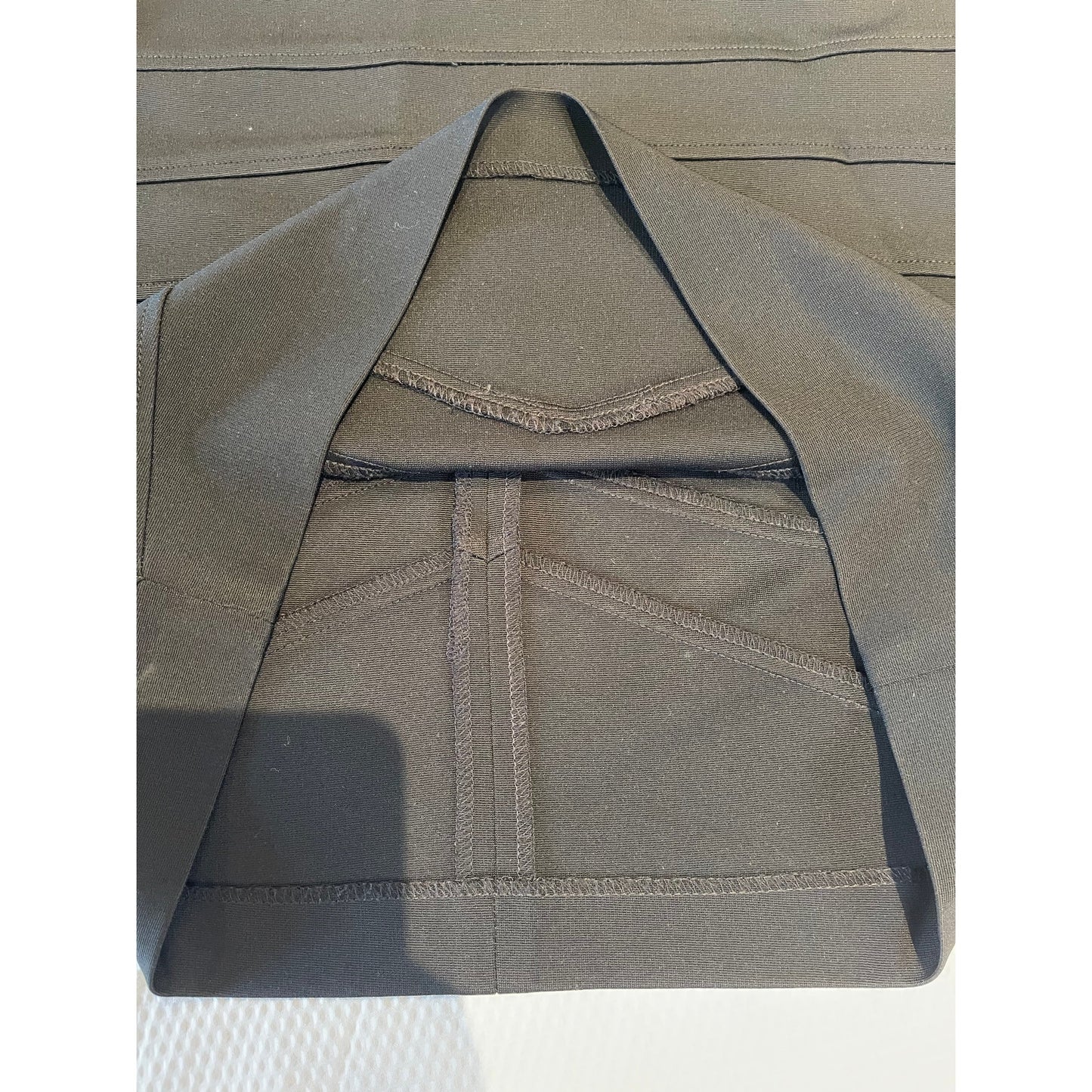Vintage Cache - Black Pencil Skirt - Size 6 - Midi - Piping