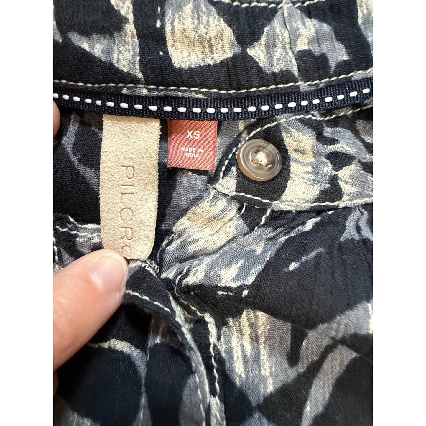 Pilcro Anthropologie Black & Gray Abstract Print Full Button Size XS Blouse